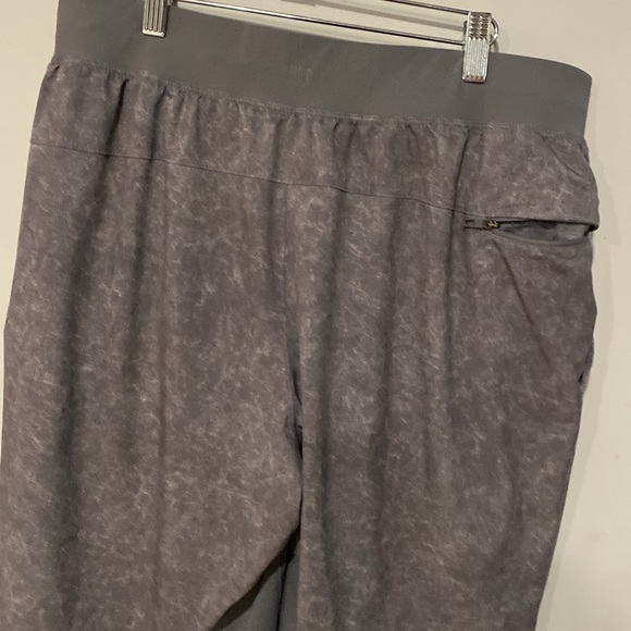 Men’s lululemon 10” lined gravel dust asphalt gray excellent condition - Picture 2 of 5